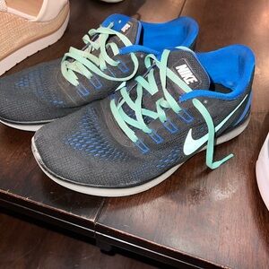 Nike Tennis Shoes Women size 7.5